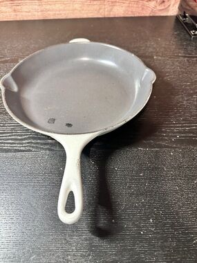 Le Creuset #26 White enameled cast iron skillet 10.5” Double Spout